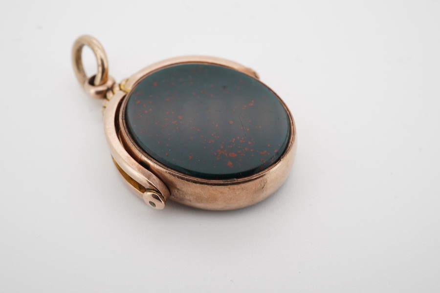 An early 20th century yellow metal(stamped 10) mounted bloodstone and carnelian set spinning fob, 29mm. Condition - fair